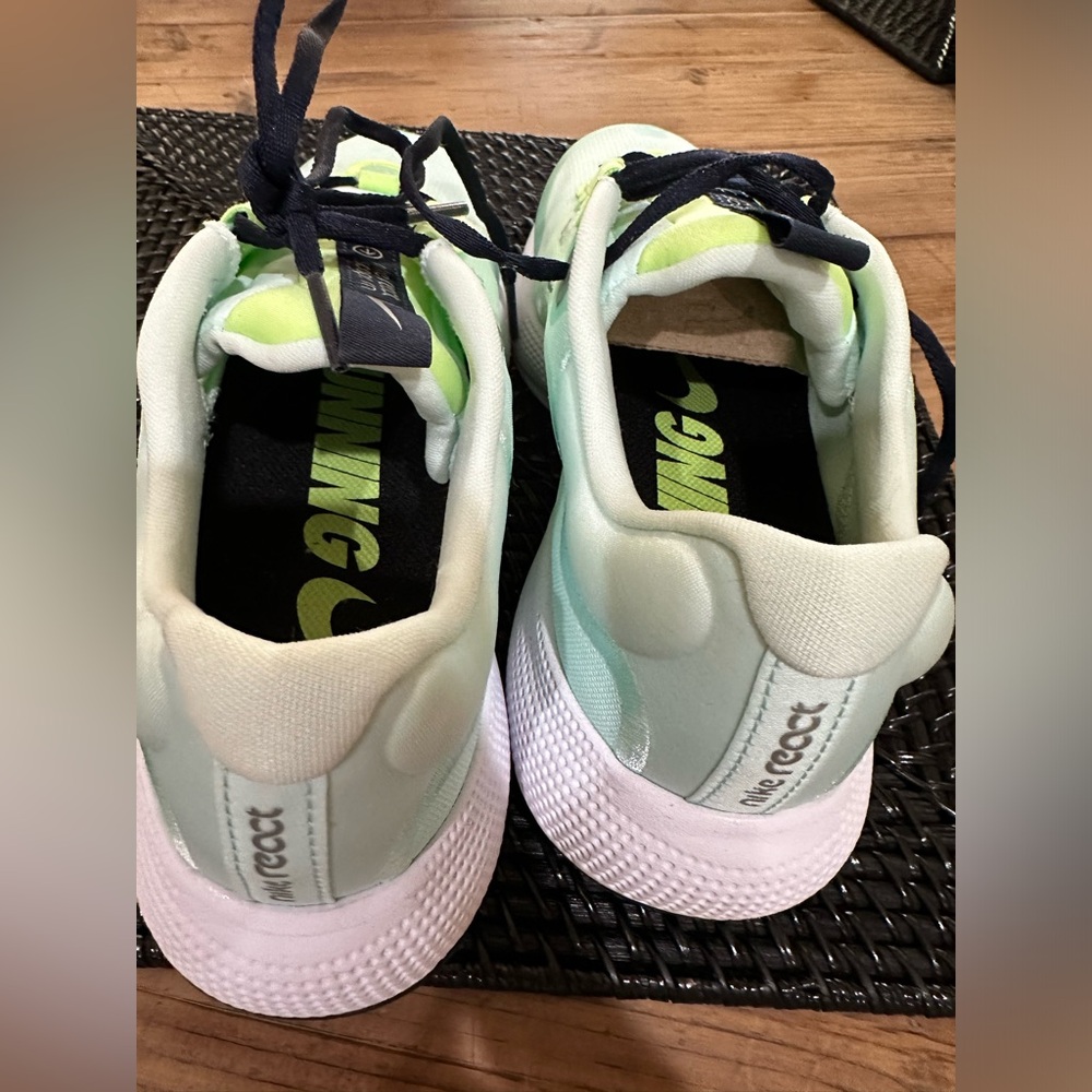 Nike React escape run real tint ghost size 7. New with no box. Closet clean out - Picture 3 of 5